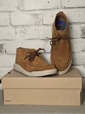 Clarks Suede Chukka Boots Tan Lace Up Casual Comfort Shoes Mens 9.5